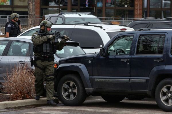 Aftermath of Colorado Shooting in 10 Pictures: Shocked Residents at Crime Scene   - Sputnik International