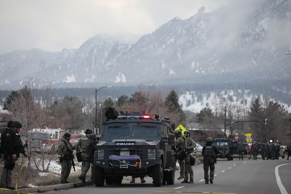 Aftermath of Colorado Shooting in 10 Pictures: Shocked Residents at Crime Scene   - Sputnik International