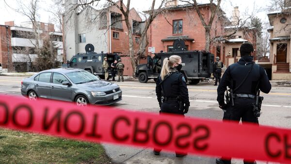 Сотрудники правоохранительных органов у супермаркета King Soopers в Боулдере, штат Колорадо, США - Sputnik International