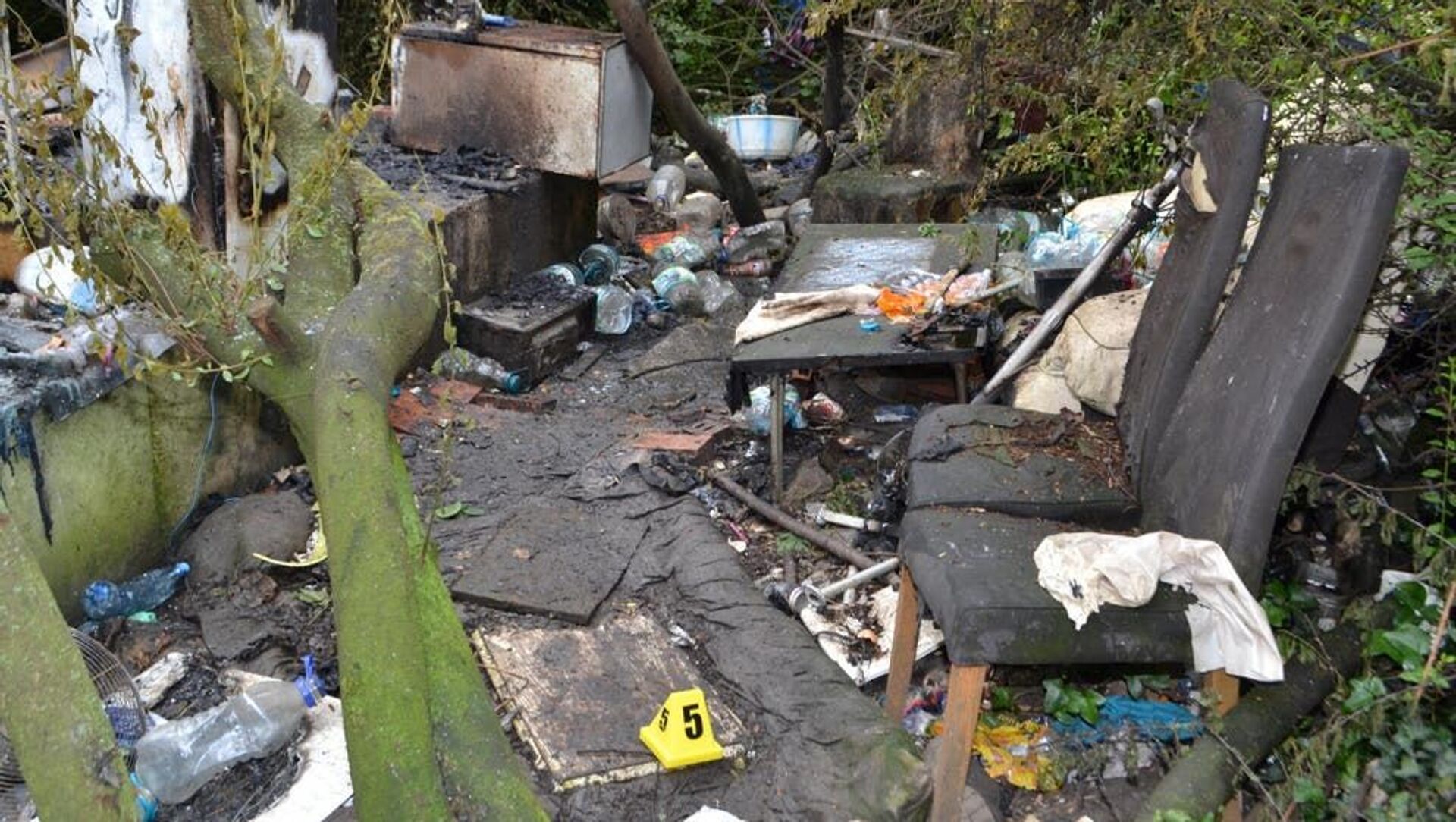 The remains of a hut in Ilford, east London which was set on fire killing Ionut Manea in June 2019 - Sputnik International, 1920, 23.03.2021