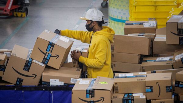 FILE PHOTO: An employee scans packages at Amazon's JFK8 distribution center in Staten Island, New York, U.S. November 25, 2020.  - Sputnik International