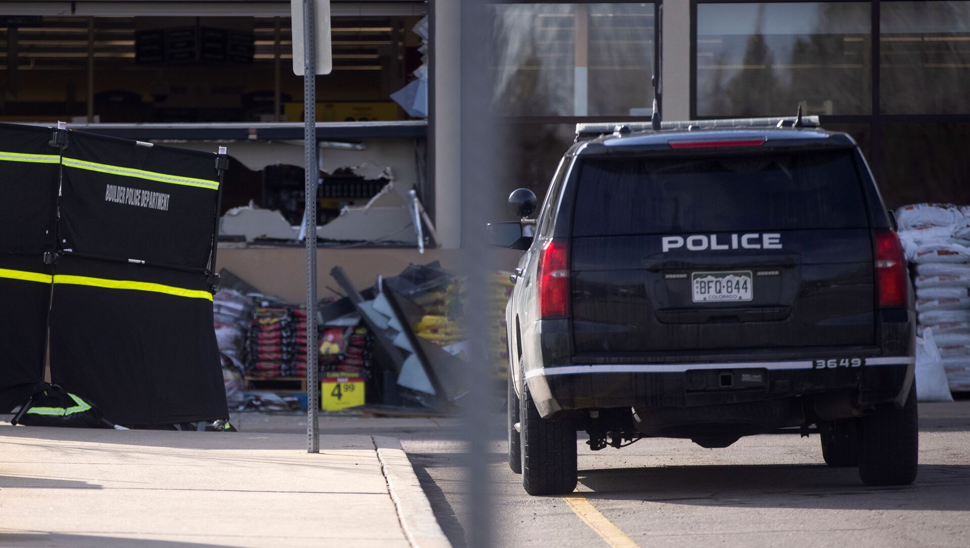 The morning after the mass shooting there is damage to the King Soopers grocery store, in Boulder, Colorado, U.S., March 23, 2021. - Sputnik International, 1920, 23.03.2021