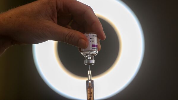 A health official prepares a dose of COVID-19 vaccine at a community vaccination centre at Hartlepool Town Hall, amid the outbreak of coronavirus disease (COVID-19) in Hartlepool, Britain, 31 January 2021 - Sputnik International