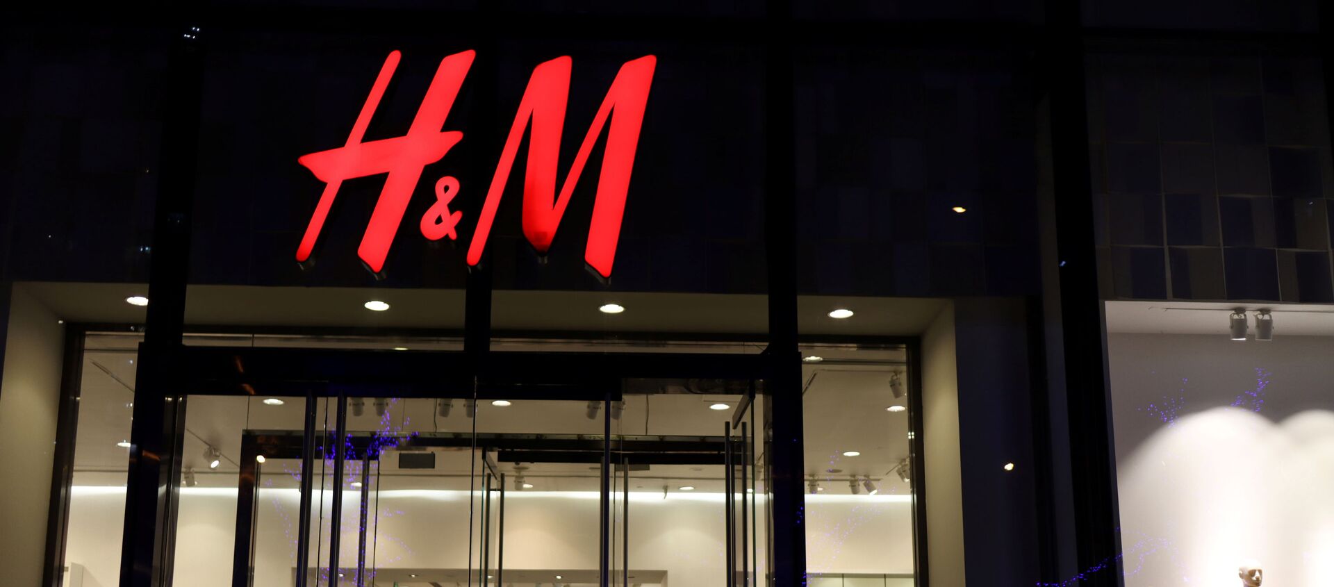 A woman enters a branch of Swedish fashion retailer H&M at a shopping mall in Beijing, China, 24 March 2021.  - Sputnik International, 1920, 26.03.2021