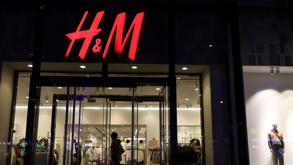A woman enters a store of the Swedish fashion retailer H&M at a shopping mall in Beijing, China March 24, 2021.  - Sputnik International