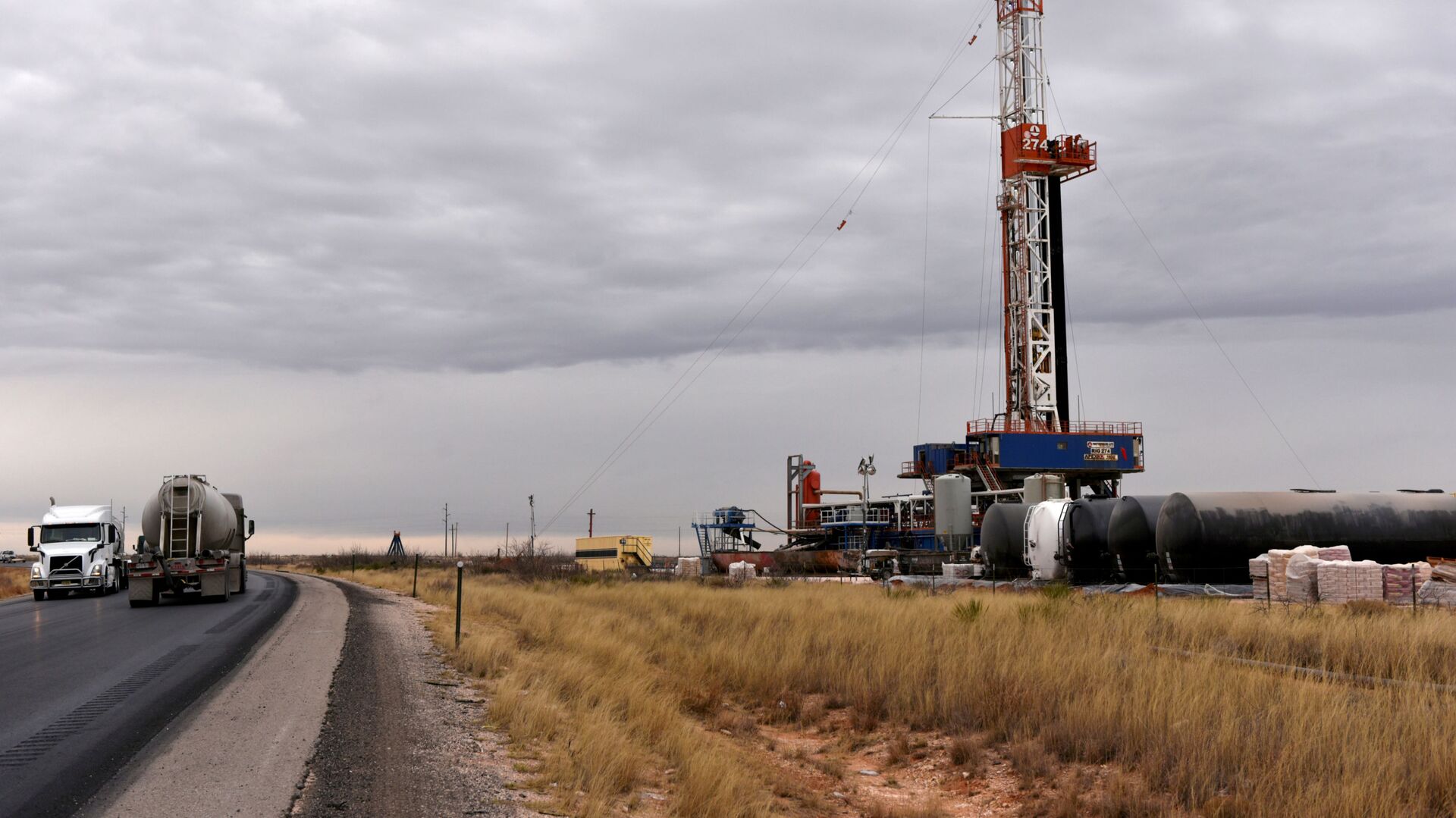 A drilling rig operates in the Permian Basin oil and natural gas production area in Lea County, New Mexico, U.S., February 10, 2019.  - Sputnik International, 1920, 24.03.2021
