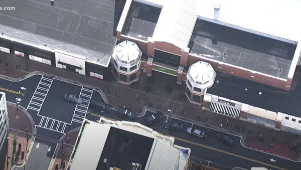 Helicopter footage from 11Alive shows the scene outside an area Publix grocery store on March 24, 2021 - Sputnik International