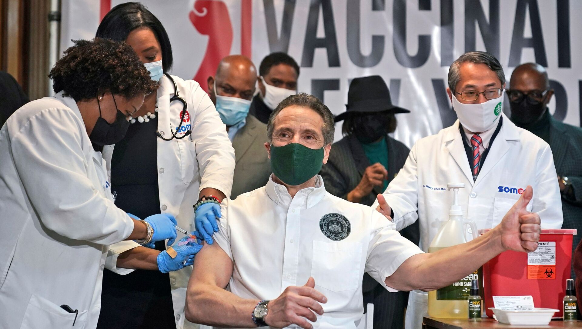 New York Governor Andrew Cuomo is vaccinated at a church in the Harlem neighborhood of New York City amid the coronavirus disease (COVID-19) pandemic, New York, U.S., March 17, 2021 - Sputnik International, 1920, 30.03.2021