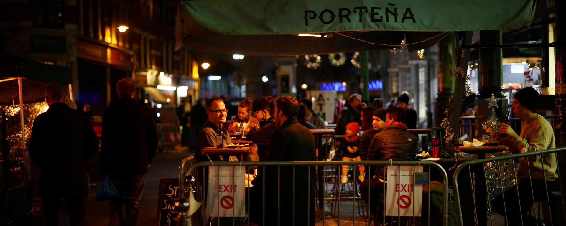 FILE PHOTO: People drink outside a bar as the spread of the coronavirus disease (COVID-19) continues, in London, Britain, December 15, 2020 - Sputnik International, 1920, 25.03.2021