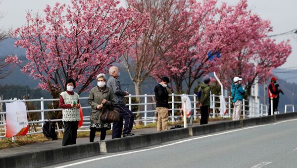 Люди под цветущей вишней во время эстафеты огня в префектуре Фукусима - Sputnik International