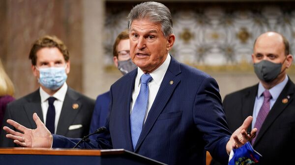 Democrat senator for West Virginia, Joe Manchin, removes his mask to speak as bipartisan members of the Senate and House gather to announce a framework for fresh coronavirus disease (COVID-19) relief legislation at a news conference on Capitol Hill in Washington, US, 1 December 2020. - Sputnik International