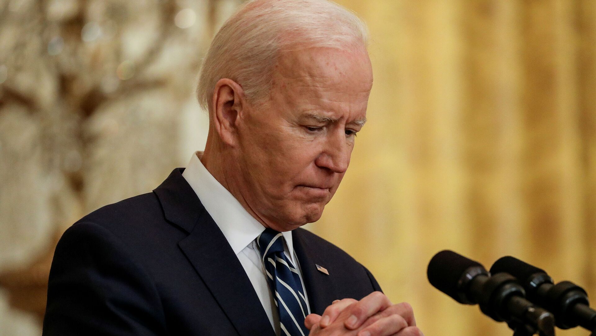 U.S. President Joe Biden clasps his hands as he holds his first formal news conference in the East Room of the White House in Washington, U.S., March 25, 2021 - Sputnik International, 1920, 26.03.2021