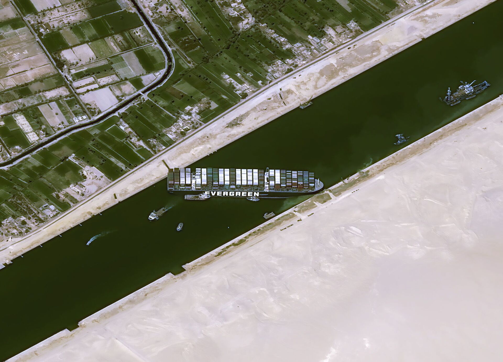 Satellite Images Show Dozens of Ships Backed Up At Both Ends of Suez Canal Awaiting Reopening - Sputnik International, 1920, 26.03.2021