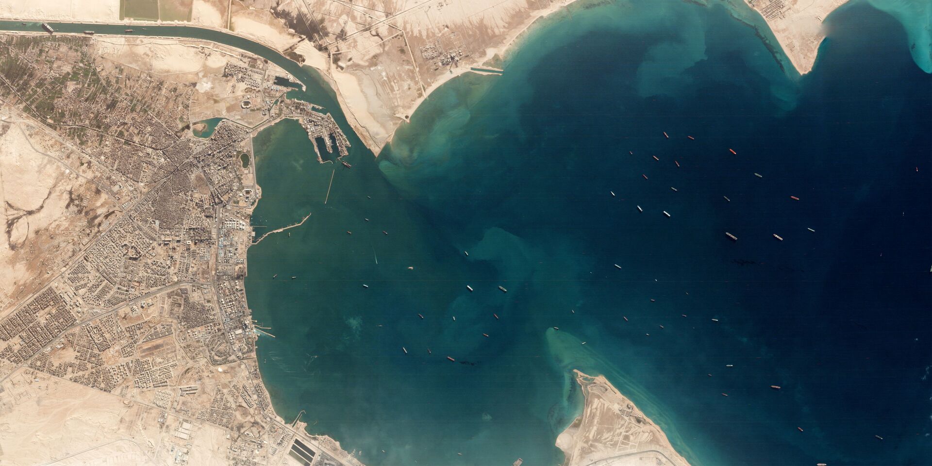 Satellite Images Show Dozens of Ships Backed Up At Both Ends of Suez Canal Awaiting Reopening - Sputnik International, 1920, 26.03.2021