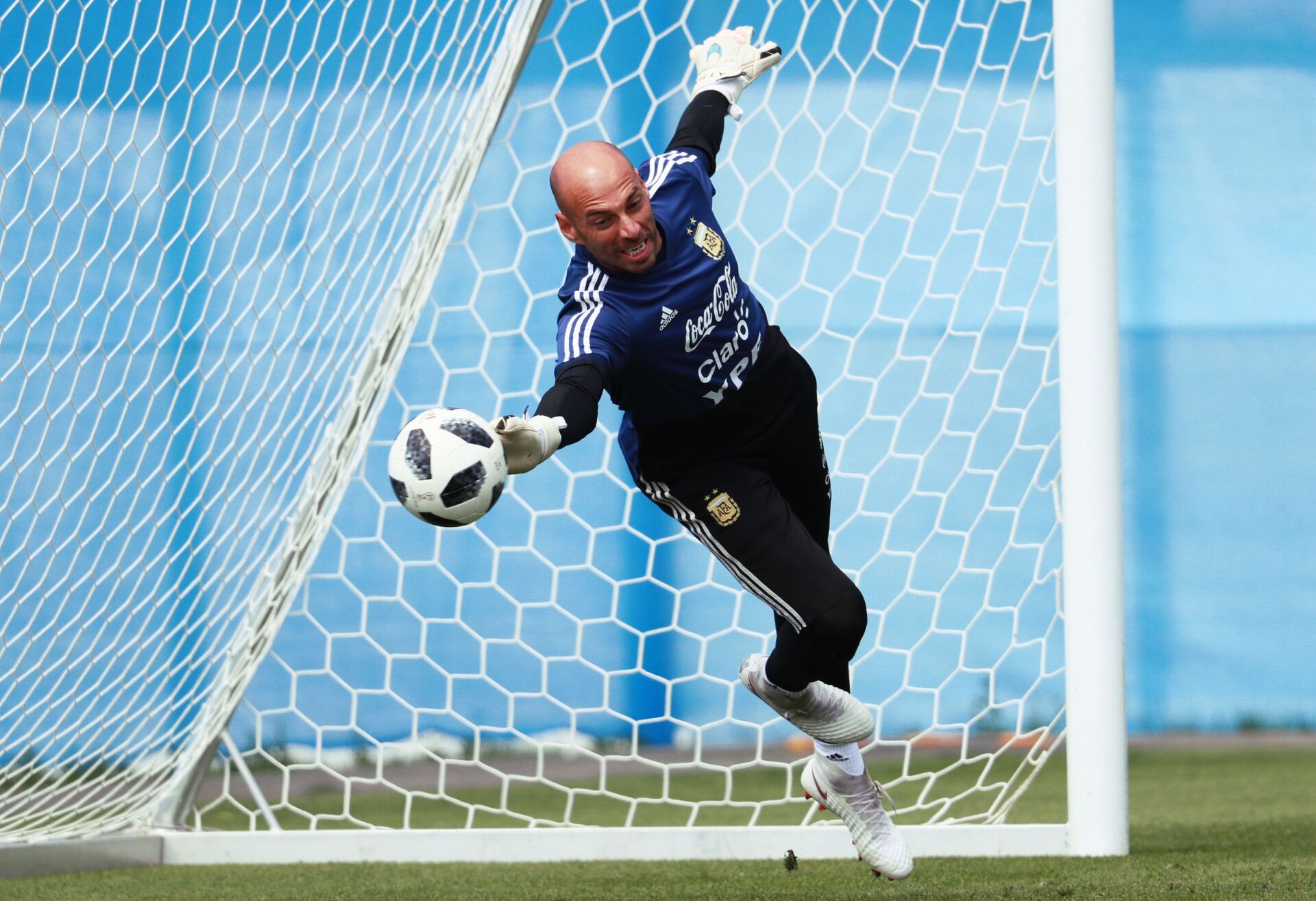 Lionel Messi is on a Mission to 'Assassinate' Keepers and Defenders, Says Chelsea's Willy Caballero - Sputnik International, 1920, 26.03.2021