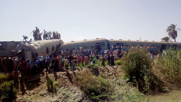 People inspect the damage after two trains have collided near the city of Sohag, Egypt, March 26, 2021 - Sputnik International
