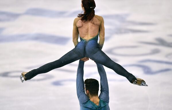 Nicole Della Monica and Matteo Guarise of Italy perform during in Pairs Free Skating category.  - Sputnik International