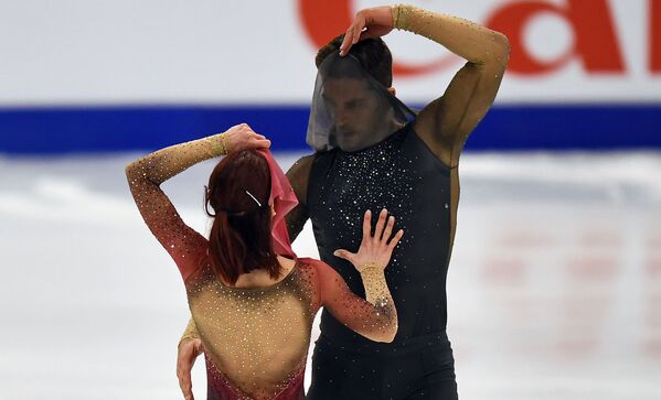 Nicole Della Monica and Matteo Guarise of Italy perform during the Pairs Short Programme.  - Sputnik International