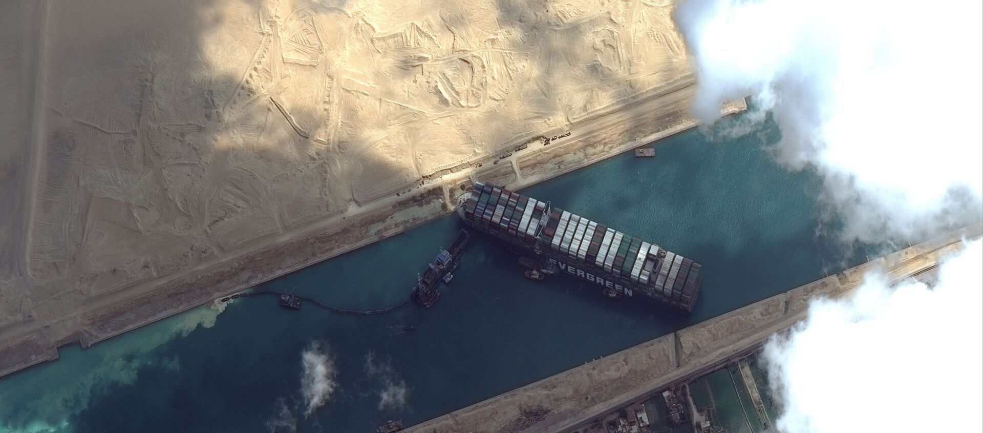The Ever Given container ship is pictured in the Suez Canal in this Maxar Technologies satellite image, taken on 26 March 2021 - Sputnik International, 1920, 29.03.2021