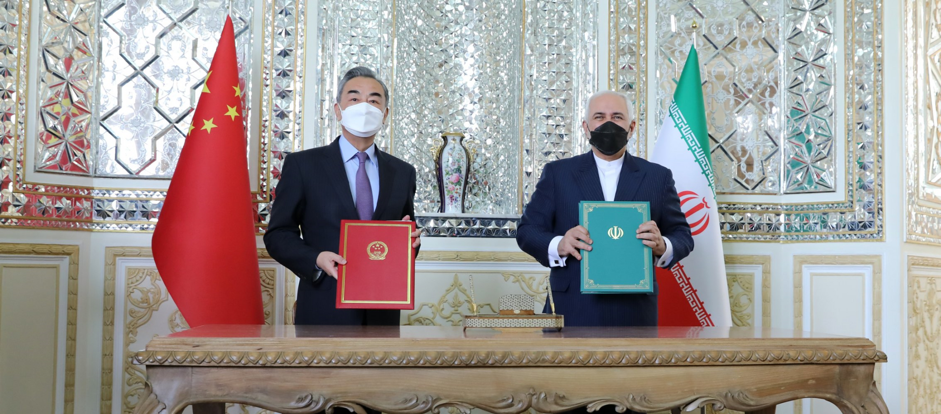 Chinese Foreign Minister Wang Yi and Iranian Foreign Minister Mohammad Javad Zarif sign 'historic' 25-year strategic partnership roadmap. - Sputnik International, 1920, 27.03.2021