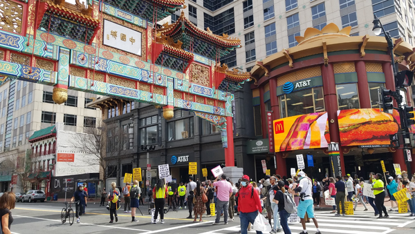 Activists have blocked the street in #DC's Chinatown to protest racism against Asian-Americans & Pacific Islanders - Sputnik International