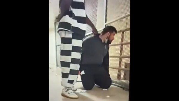 Screenshot from the video allegedly showing an inmate at Oklahoma County Detention Centre taking a corrections officer hostage - Sputnik International