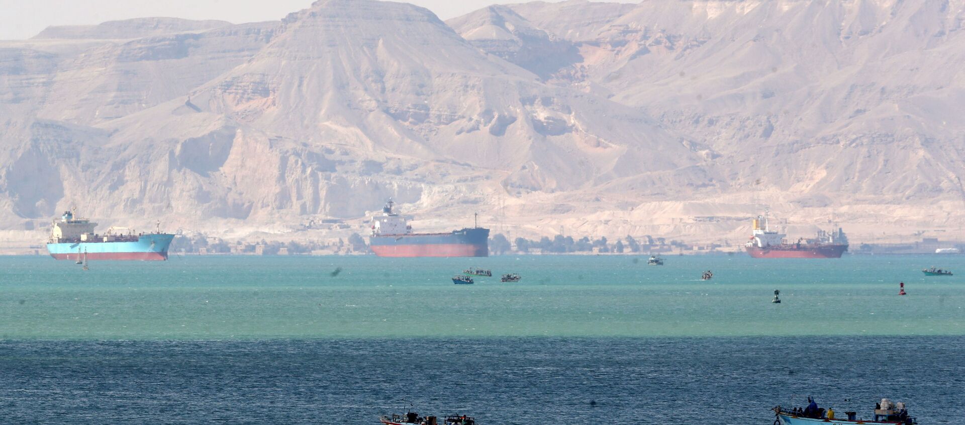 Ships and boats are seen at the entrance of Suez Canal, which was blocked by stranded container ship Ever Given that ran aground, Egypt March 28, 2021. REUTERS/Mohamed Abd El Ghany - Sputnik International, 1920, 30.03.2021