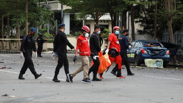 Indonesian Red Cross personnel carry a body bag following an explosion outside a Catholic church in Makassar, South Sulawesi province, Indonesia, 28 March 2021. - Sputnik International