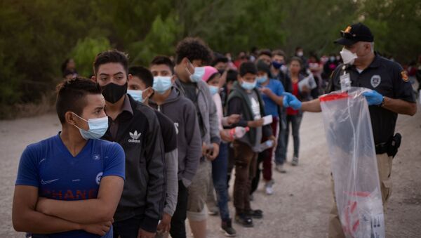 Unaccompanied minors from Central America line up to be transported by US Customs Border Protection officials, after crossing the Rio Grande river into the United States from Mexico on rafts in Penitas, Texas, US, 26 March 2021.  - Sputnik International
