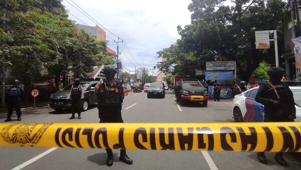 Armed police officers stand guard along a closed road following an explosion outside a Catholic church in Makassar, South Sulawesi province, Indonesia, March 28, 2021.  - Sputnik International
