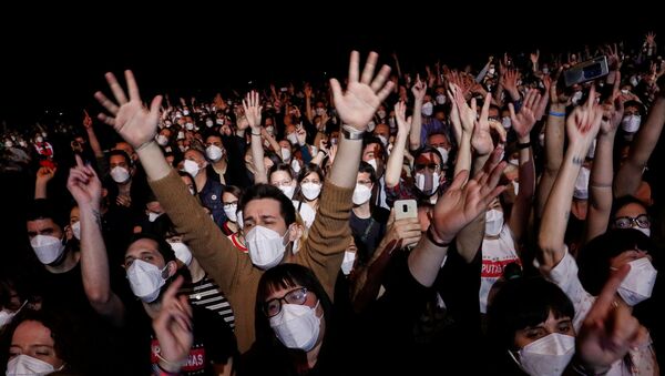 People wearing protective masks attend a concert of Love of Lesbian at the Palau Sant Jordi, the first massive concert since the beginning of the coronavirus disease (COVID-19) pandemic in Barcelona, Spain, March 27, 2021. - Sputnik International
