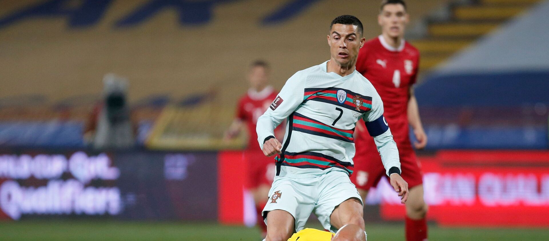  Portugal's Cristiano Ronaldo in action with Serbia's Marko Dmitrovic  - Sputnik International, 1920, 29.03.2021