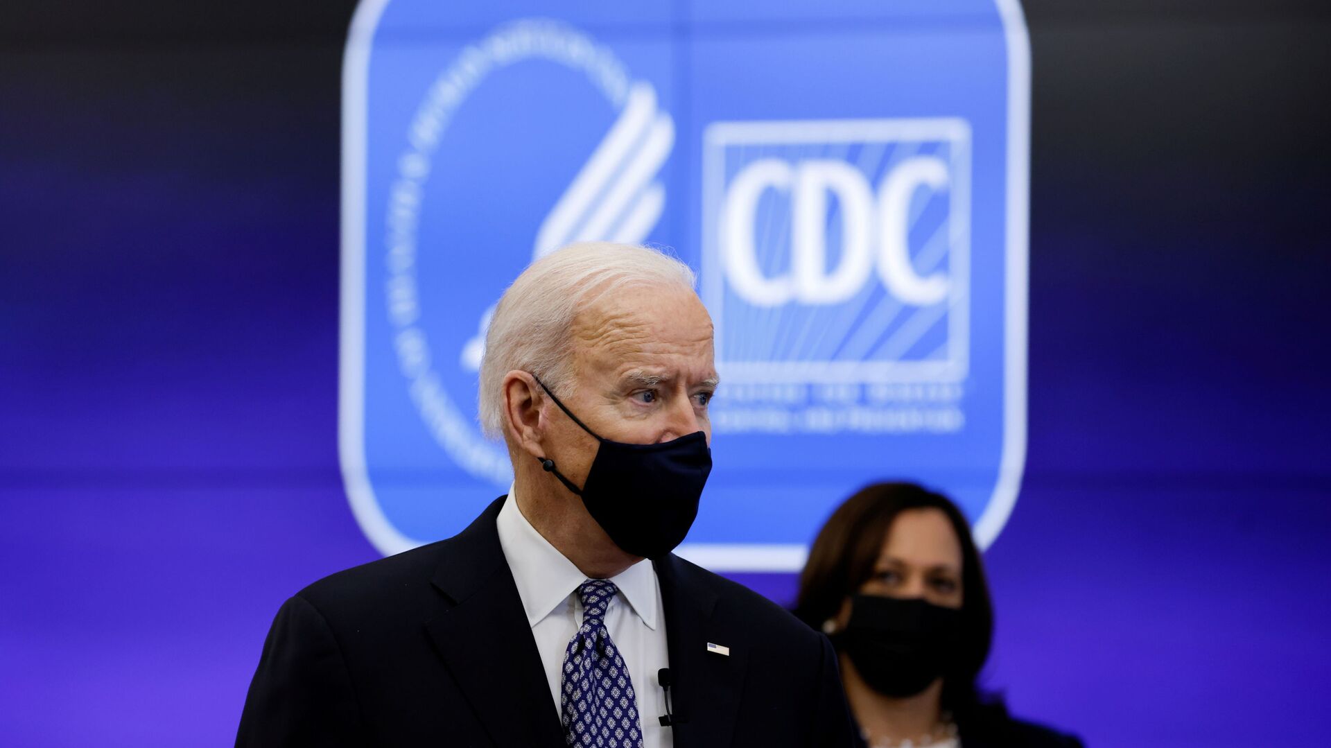 U.S. President Joe Biden and Vice President Kamala Harris receive an update on the fight against the coronavirus disease (COVID-19) pandemic as they visit the Centers for Disease Control and Prevention (CDC) in Atlanta, Georgia, U.S., March 19, 2021 - Sputnik International, 1920, 04.01.2022