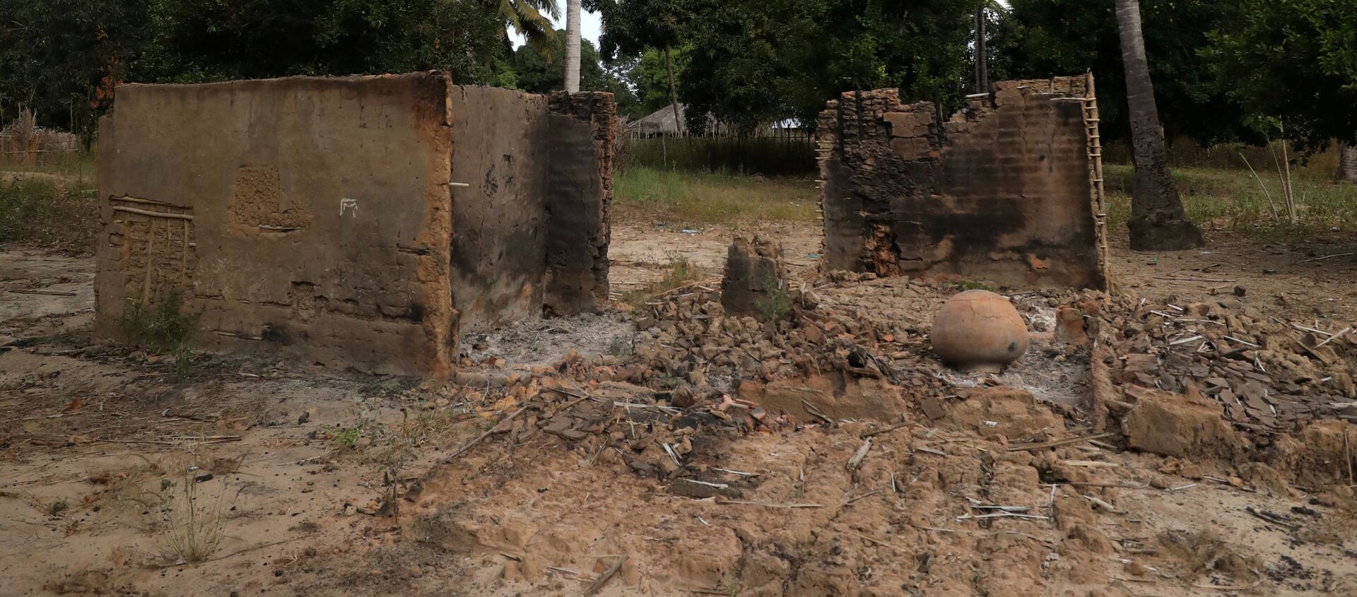 Burnt-out huts are seen at the scene of an armed attack in Chitolo village, Mozambique, July 10, 2018. Picture taken July 10, 2018.  - Sputnik International, 1920, 29.03.2021