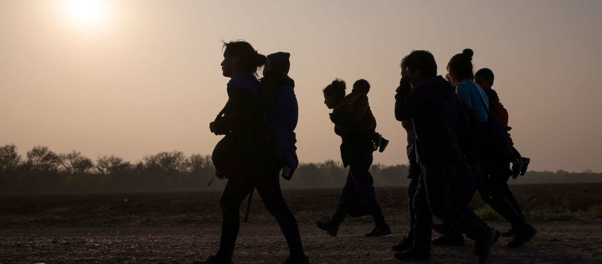 FILE PHOTO: Asylum-seeking mothers from Guatemala and Honduras carry their children after they crossed the Rio Grande river into the United States from Mexico on a raft, in Penitas, Texas, U.S., March 17, 2021. - Sputnik International, 1920, 30.03.2021