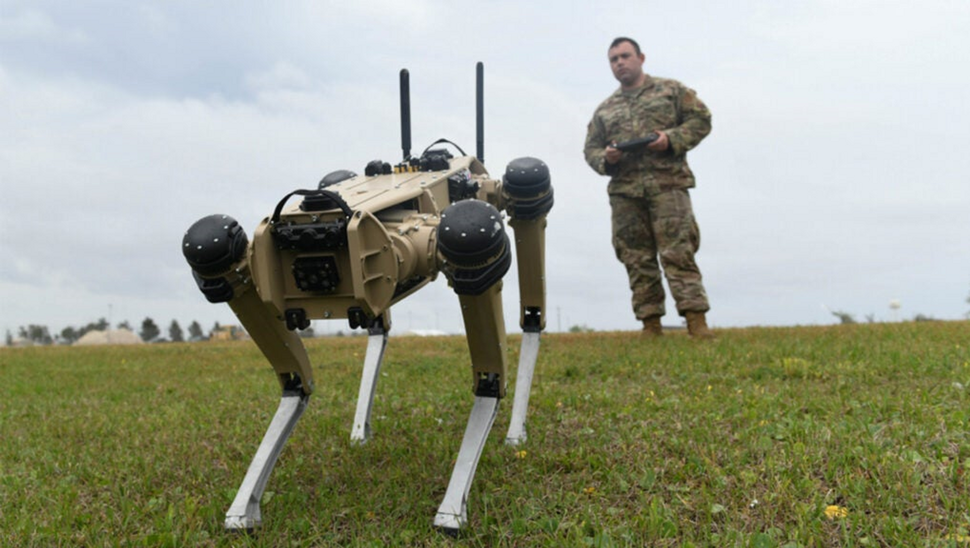 U.S. Air Force Master Sgt. Krystoffer Miller, 325th Security Forces Squadron operations support superintendent, operates a Quad-legged Unmanned Ground Vehicle at Tyndall Air Force Base, Florida, March 24, 2021.  - Sputnik International, 1920, 30.03.2021