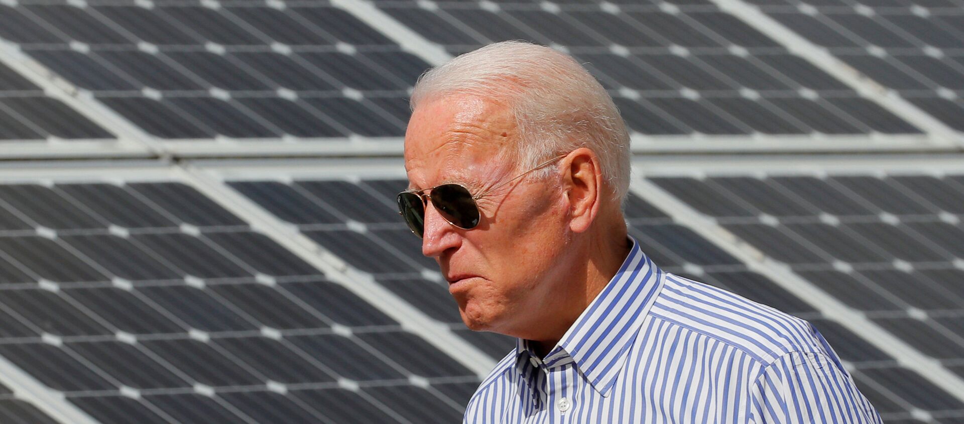 Democratic 2020 U.S. presidential candidate and former Vice President Joe Biden walks past solar panels while touring the Plymouth Area Renewable Energy Initiative in Plymouth, New Hampshire, U.S., June 4, 2019.  - Sputnik International, 1920, 31.03.2021