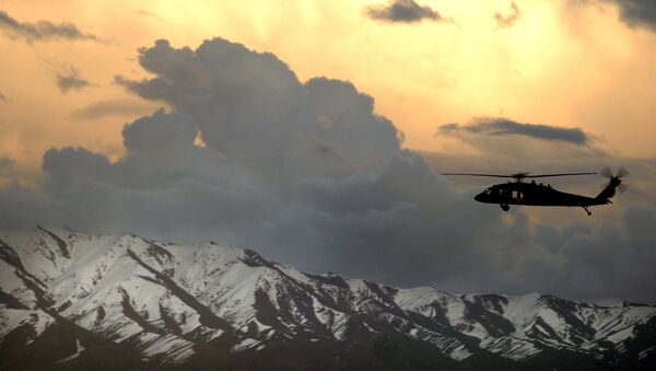 A UH-60 Black Hawk helicopter flies near Bagram Airfield, Afghanistan, March 22, 2007. - Sputnik International