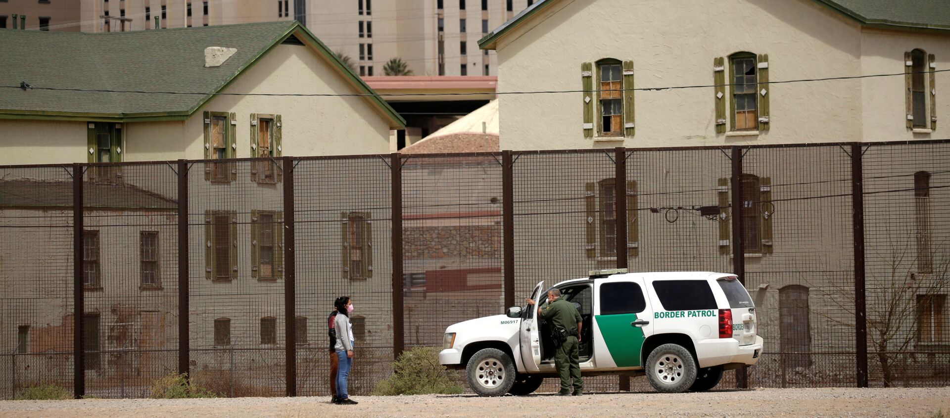 Migrants are detained by a U.S. Border Patrol agent after crossing the Rio Bravo river to turn themselves in to request for asylum in El Paso, Texas, U.S., as seen from Ciudad Juarez, Mexico March 27, 2021 - Sputnik International, 1920, 08.04.2021