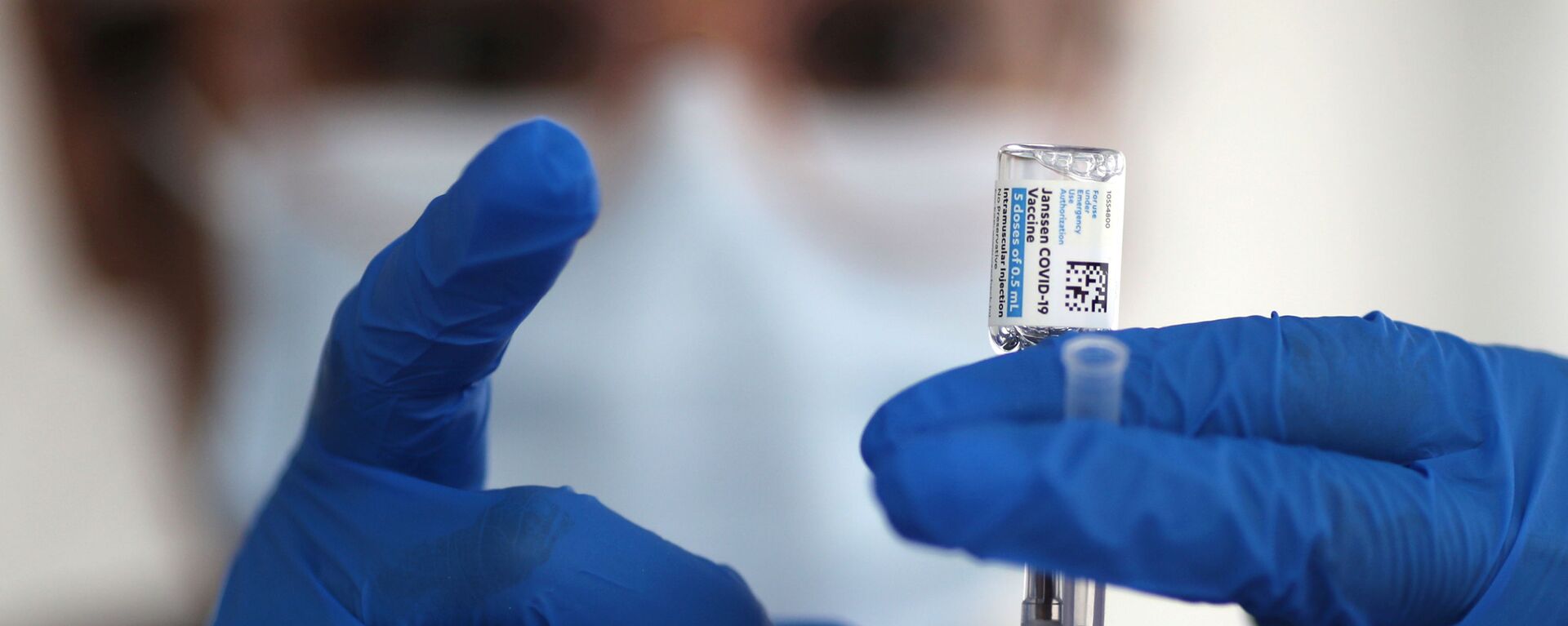 A nurse draws from a vial of Johnson & Johnson coronavirus disease (COVID-19) vaccine, in Los Angeles, California, U.S., March 25, 2021. REUTERS/Lucy Nicholson/File Photo - Sputnik International, 1920, 15.09.2022