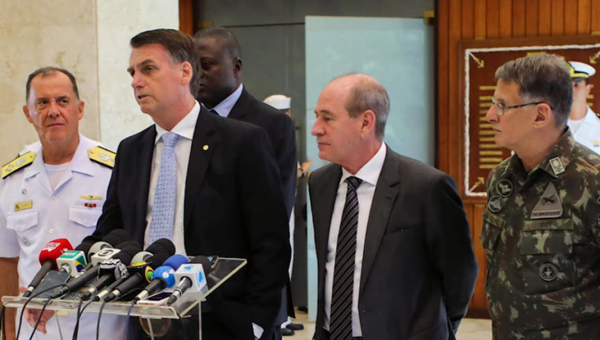 Brazilian President Jair Bolsonaro speaks alongside military leaders, including Navy head Ilques Barbosa Junior da Marinha, then-Defense Minister Fernando Azevedo e Silva, and Army chief Edson Leal Pujol - Sputnik International