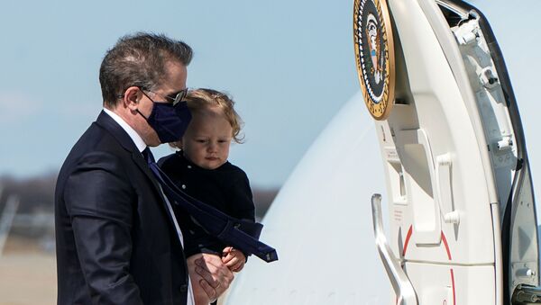 Hunter Biden, son of U.S. President Joe Biden, carries his son Beau to board Air Force One as they depart Washington for travel with President Biden to Wiilmington, Delaware at Joint Base Andrews, Maryland, U.S., March 26, 2021. - Sputnik International