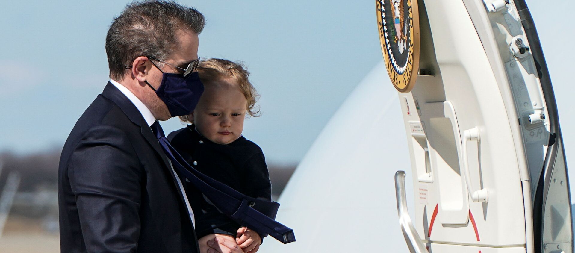 Hunter Biden, son of U.S. President Joe Biden, carries his son Beau to board Air Force One as they depart Washington for travel with President Biden to Wiilmington, Delaware at Joint Base Andrews, Maryland, U.S., March 26, 2021. - Sputnik International, 1920, 31.03.2021