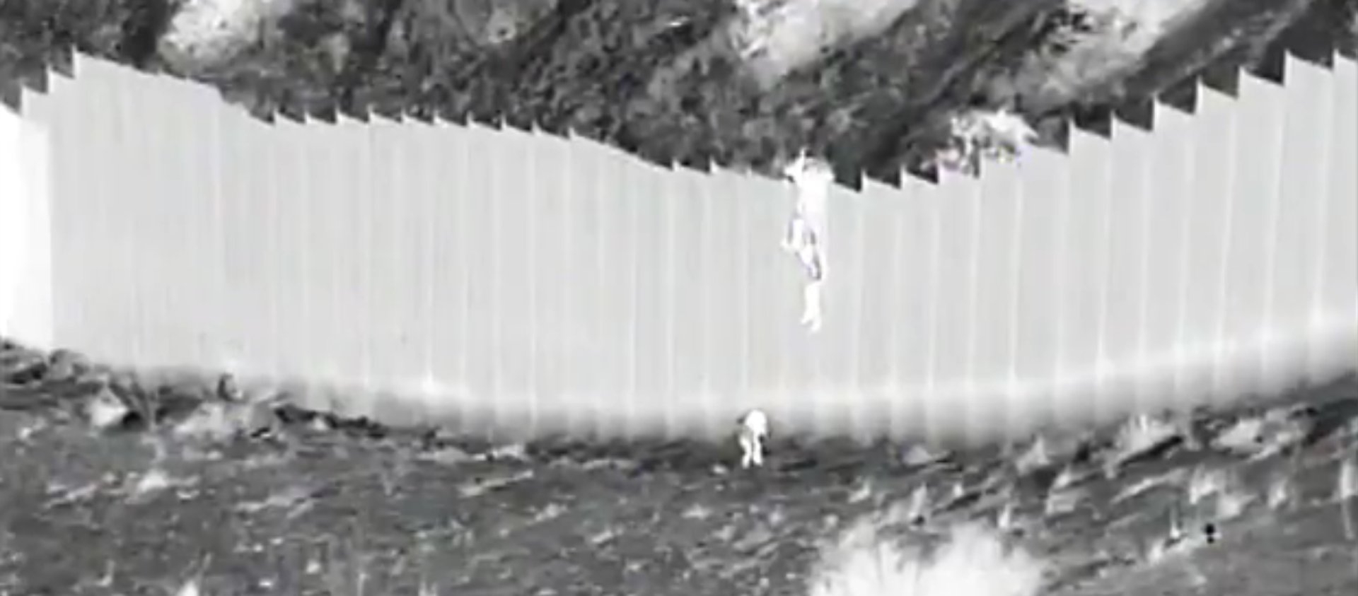 This is from @CBP. It happened in New Mexico. Two toddlers (ages 3&5) dropped over the 14-foot tall border wall. The cartel smugglers then leave the girls alone in the desert and run away! - Sputnik International, 1920, 01.04.2021