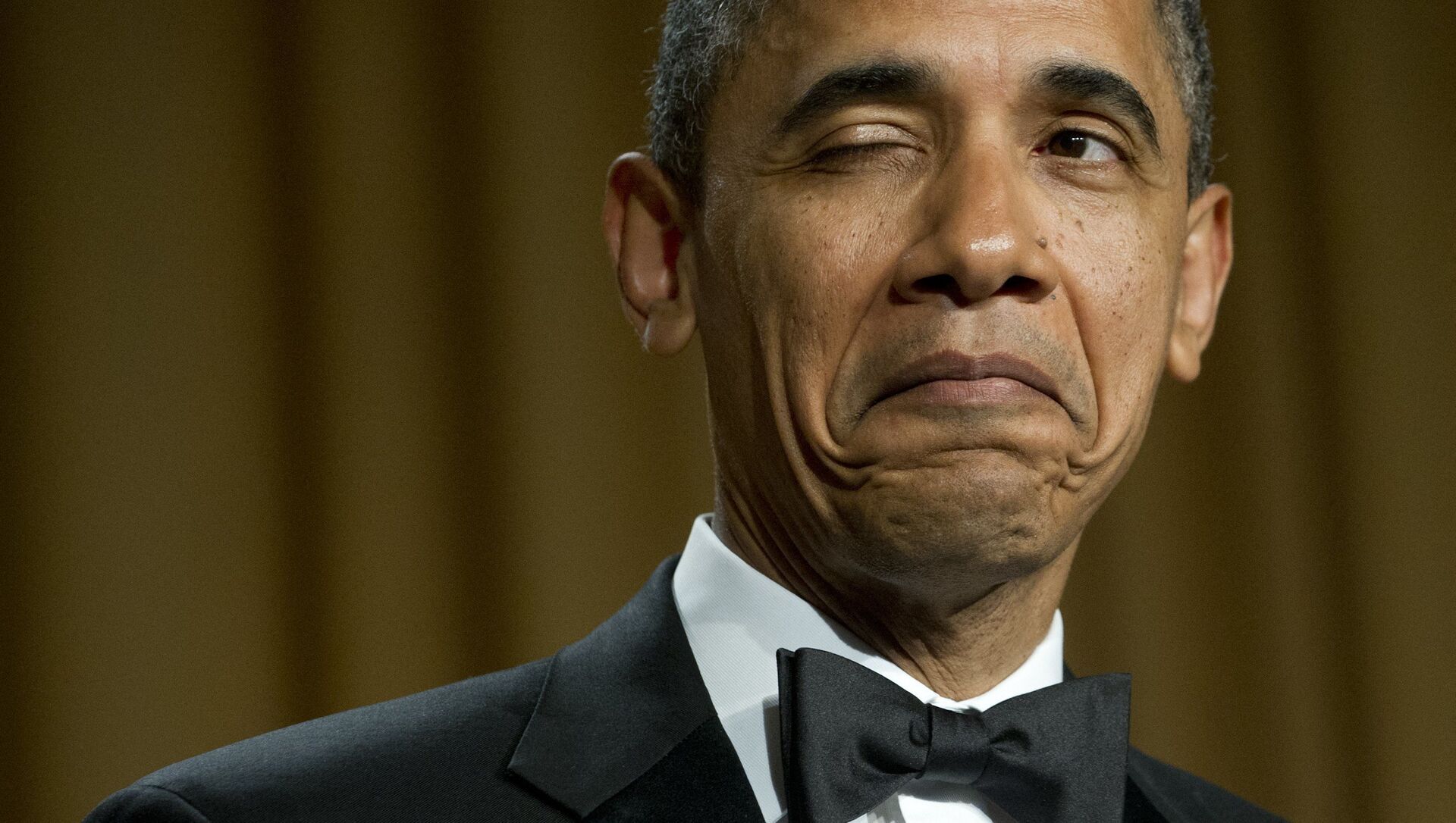 Президент США Барак Обама подмигивает, рассказывая анекдот о месте своего рождения во время ужина Ассоциации корреспондентов Белого дома в Вашингтоне, 2012 год  - Sputnik International, 1920, 08.08.2021