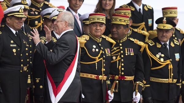 Президент Перу Педро Пабло Кучински шутит на военном параде в Лиме, 2016 год  - Sputnik International