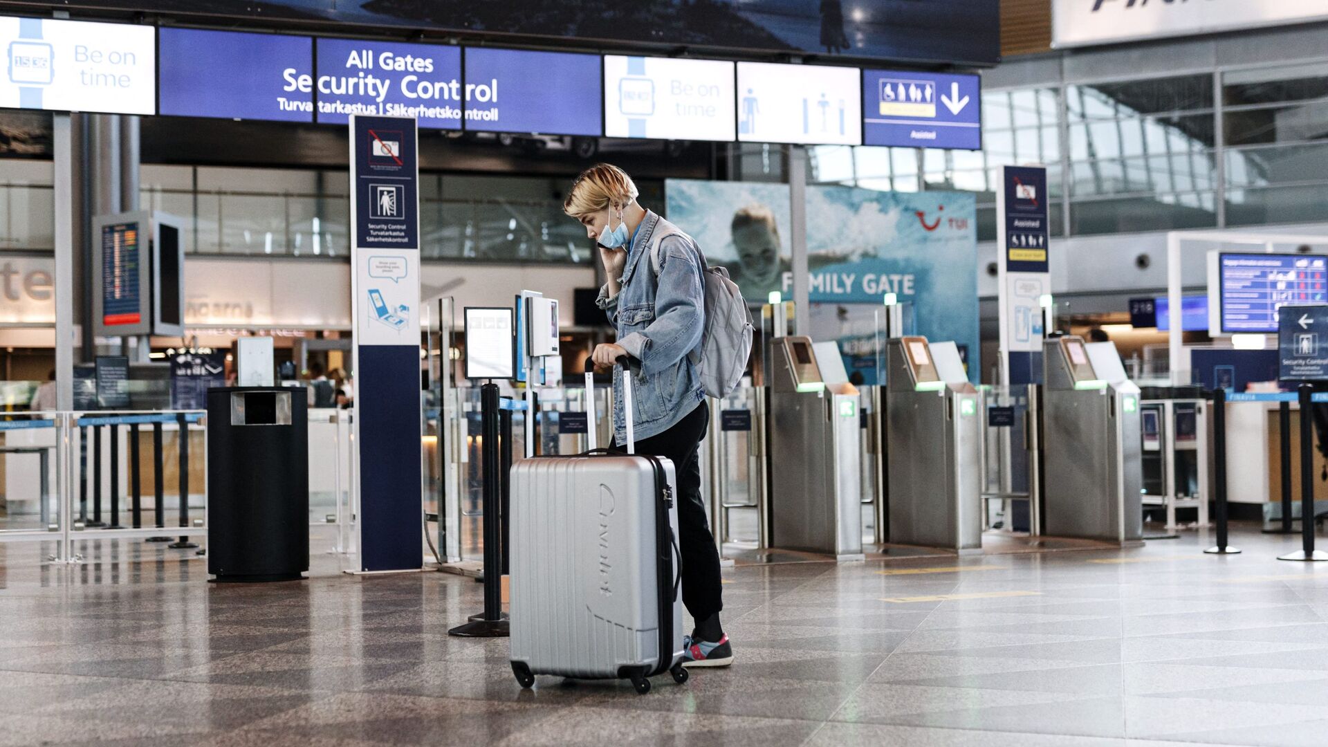 A passenger wears a face mask at the Helsinki-Vantaa airport in Vantaa, Finland on July 13, 2020 as Finnish Government eased COVID-19 pandemic in and out travel restrictions with several EU countries. - Sputnik International, 1920, 01.04.2021