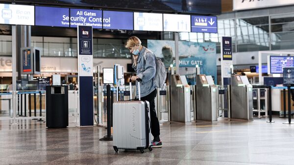 A passenger wears a face mask at the Helsinki-Vantaa airport in Vantaa, Finland on July 13, 2020 as Finnish Government eased COVID-19 pandemic in and out travel restrictions with several EU countries. - Sputnik International