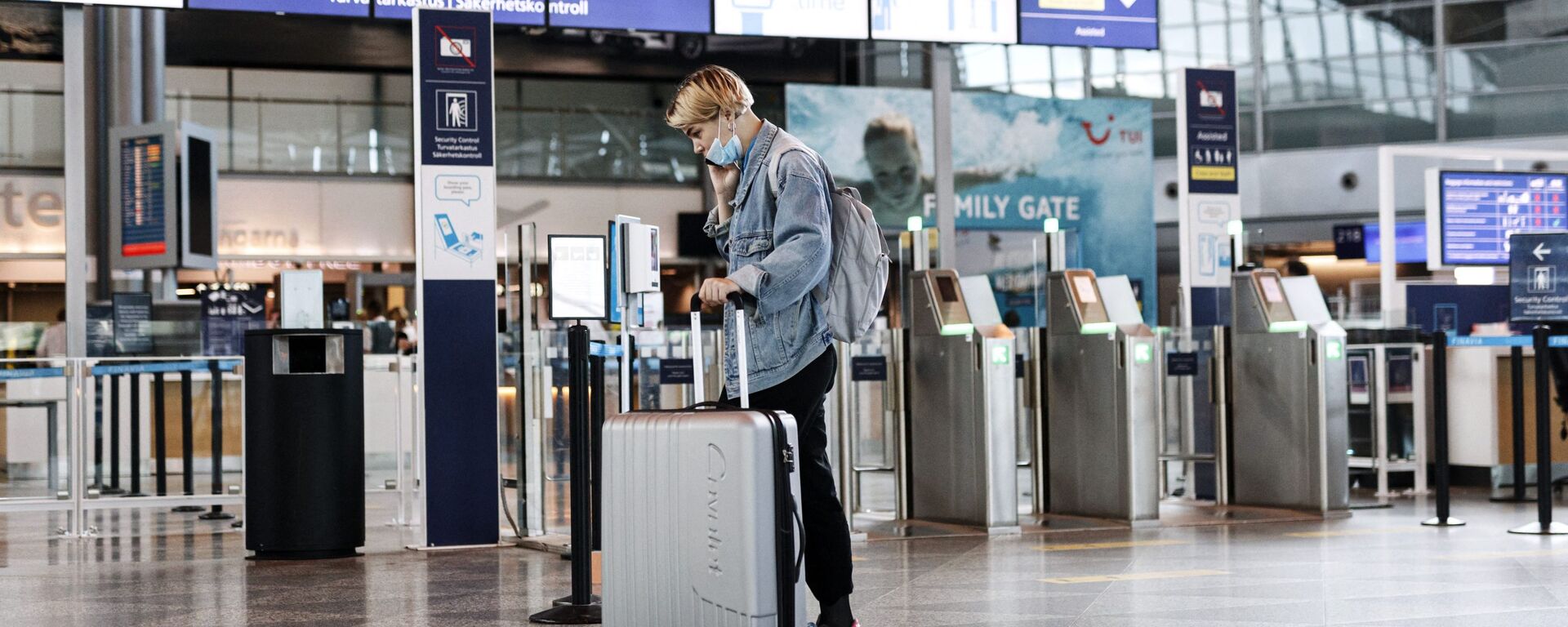 A passenger wears a face mask at the Helsinki-Vantaa airport in Vantaa, Finland on July 13, 2020 as Finnish Government eased COVID-19 pandemic in and out travel restrictions with several EU countries. - Sputnik International, 1920