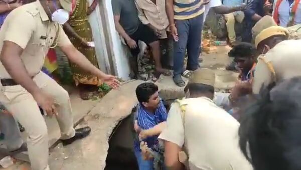 Five women who had come to take part in the road show of Union Home Minister Amit Shah in Puducherry fell into a drain and sustained injuries after a slab on which they were standing collapsed. - Sputnik International